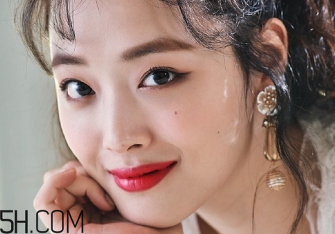 雅詩蘭黛戀愛唇膏哪個色比較火？崔雪莉雅詩蘭黛畫報口紅色號