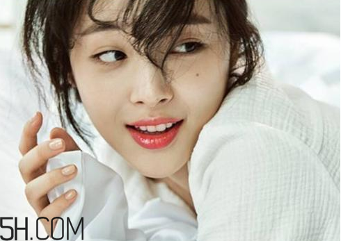 雅詩蘭黛戀愛唇膏哪個色比較火？崔雪莉雅詩蘭黛畫報口紅色號