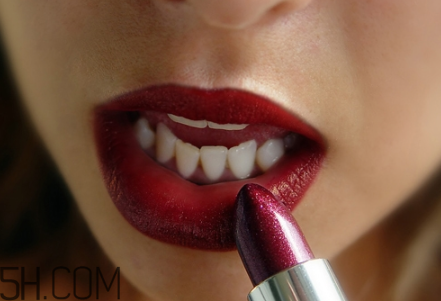 如何根據(jù)皮膚挑選口紅的顏色？雅詩(shī)蘭黛420和蘭蔻290顏色一樣嗎？