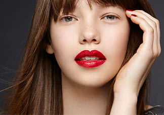 腮紅刷什么材質(zhì)好？腮紅刷纖維毛和動物毛哪個好