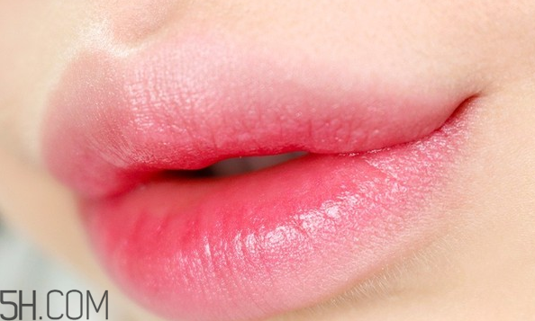 如何根據(jù)皮膚挑選口紅的顏色？雅詩(shī)蘭黛420和蘭蔻290顏色一樣嗎？