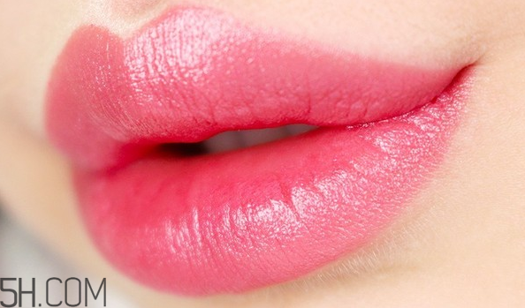 如何根據(jù)皮膚挑選口紅的顏色？雅詩(shī)蘭黛420和蘭蔻290顏色一樣嗎？