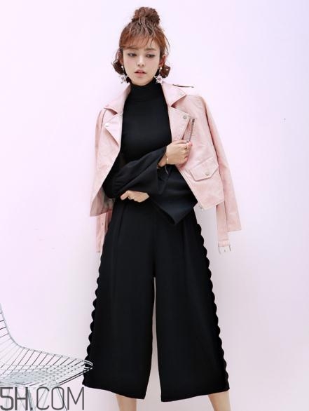 粉色皮衣怎么搭配好看？甜美機車少女風(fēng)