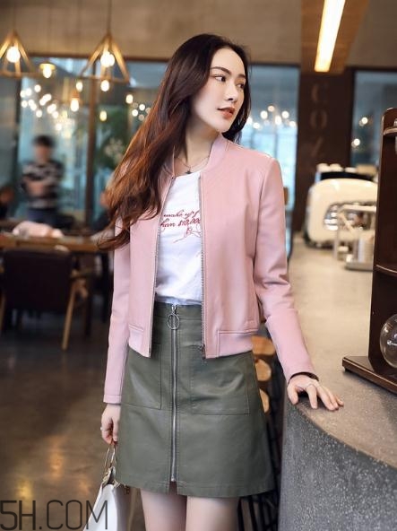 粉色皮衣怎么搭配好看？甜美機車少女風(fēng)