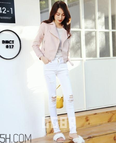 粉色皮衣怎么搭配好看？甜美機車少女風(fēng)