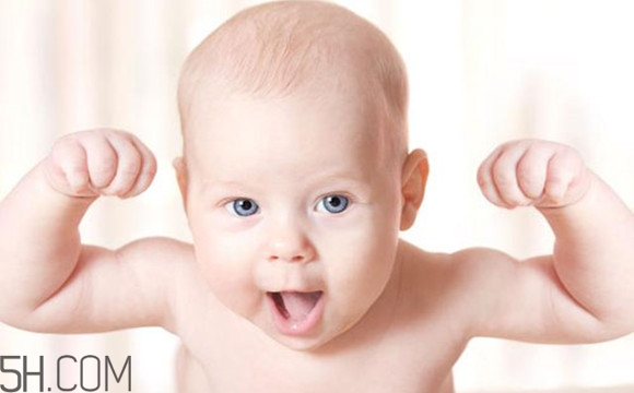 寶寶腿紋不對稱是怎么回事？嬰幼兒的生長發(fā)育標(biāo)準(zhǔn)是怎樣的？