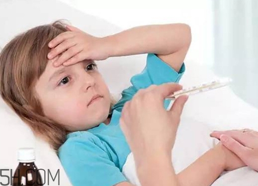 怎樣讓寶寶少生病？如何預(yù)防寶寶被傳染疾?。?></p><p>4、注意室外溫度，預(yù)防感冒。在很多地方冬季很寒冷，但是家里都有取暖設(shè)備，這樣造成室內(nèi)外溫差很大，也是寶寶容易生病的一個(gè)原因，所以，天氣非常冷的時(shí)候，就不要帶寶寶出去了。</p><p>5、多曬太陽(yáng)，多運(yùn)動(dòng)?？梢赃x擇天氣好的時(shí)候戴孩子出去曬曬太陽(yáng)，也可以在太陽(yáng)下面做做運(yùn)動(dòng)，因?yàn)檫\(yùn)動(dòng)可以增強(qiáng)抵抗力和免疫力，增強(qiáng)體質(zhì)。</p><h3>如何增強(qiáng)寶寶的抵抗力</h3><p>1.補(bǔ)充營(yíng)養(yǎng)</p><p>如果寶寶營(yíng)養(yǎng)不良的話，就很難有較強(qiáng)的抵抗力。因此家長(zhǎng)要注意為寶寶補(bǔ)充人體成長(zhǎng)所需的重要營(yíng)養(yǎng)物質(zhì)，如蛋白質(zhì)、脂肪、鋅鐵元素和維生素等。</p><p>2.體育鍛煉</p><p>無(wú)論春夏秋冬，進(jìn)行適當(dāng)?shù)捏w育鍛煉總是有利無(wú)弊。到戶外曬曬日光浴，讓家長(zhǎng)抱著散散步，都是很好的鍛煉方式，既能呼吸新鮮空氣，又可以增強(qiáng)體質(zhì)。</p><p style=