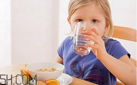 怎樣讓寶寶少生?。咳绾晤A(yù)防寶寶被傳染疾?。?></p><p>3.充足睡眠</p><p>睡眠時(shí)間不足的話，會(huì)造成人體內(nèi)抗擊病魔的T細(xì)胞數(shù)量變小，更容易生病。因此寶寶每天要盡量保持八小時(shí)到十小時(shí)的睡眠時(shí)間。</p><p>4.謹(jǐn)慎用藥</p><p>最好少用抗生素，有些家長(zhǎng)覺得寶寶生病就得輸液、吃藥，其實(shí)這是很不科學(xué)的。一些小感冒這樣的輕微疾病，通過家長(zhǎng)的護(hù)理、食療和寶寶自身抗體就可以攻克。如果總使用抗生素的話，很容易造成寶寶體內(nèi)T細(xì)胞數(shù)目的減少和活力缺乏。當(dāng)醫(yī)生為寶寶開具了含有抗生素的藥品后，要遵循醫(yī)囑來(lái)用藥，不能自行決定用藥量和用藥時(shí)間。</p><p>5.接種疫苗</p><p>疫苗有利于增強(qiáng)對(duì)細(xì)菌病毒的抵抗力，還能制造免疫群。家長(zhǎng)要注意按時(shí)為寶寶接種疫苗，比如在寶寶半歲之后就可以接種流感疫苗了。</p>		</div>
<div align=