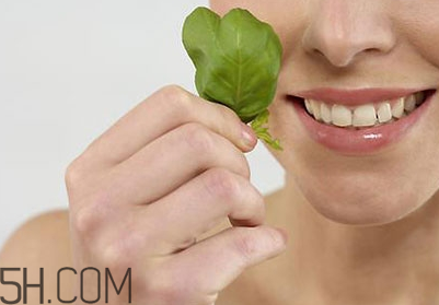 口臭是體內(nèi)器官生了?。靠诔舻脑蚍治?></p><h3>口臭有可能是維生素B不足</h3><p>維生素B族是個(gè)大家族，往往一種維生素缺乏時(shí)，其他種類維生素也缺乏。缺乏維生素B族最常見(jiàn)的癥狀是上火，表現(xiàn)為眼結(jié)膜充血，煩躁，口腔潰瘍。</p><p>熬夜加班之后也容易出現(xiàn)類似癥狀，為什么？因?yàn)樵诩影喟疽箷r(shí)要消耗大量能量，腦細(xì)胞快速運(yùn)轉(zhuǎn)，在這個(gè)過(guò)程中要消耗大量維生素B族。</p><p>感冒也是同樣的道理。感冒之后，許多人都說(shuō)自己上火了，這是由于免疫系統(tǒng)在與病毒作戰(zhàn)的過(guò)程中要加快碳水化合物、蛋白質(zhì)、脂類這三大能量的代謝，而維生素B族作為三大能量代謝的輔酶，會(huì)大量被消耗。</p><p>缺乏維生素B族最容易表現(xiàn)出神經(jīng)系統(tǒng)癥狀：人會(huì)出現(xiàn)記憶力下降，反應(yīng)遲鈍，沒(méi)有精神，容易頭痛，嚴(yán)重者會(huì)出現(xiàn)眩暈，感覺(jué)到頭暈?zāi)垦?，躺在床上不敢翻身，稍微一?dòng)就會(huì)嘔吐。</p><p>最突出的問(wèn)題是周圍神經(jīng)癥狀：當(dāng)維生素B1、維生素B6、維生素B12缺乏時(shí)，人會(huì)出現(xiàn)四肢和手腳套襪套樣的感覺(jué)障礙，手腳是木的。開始時(shí)早晨出現(xiàn)這種癥狀，活動(dòng)后好轉(zhuǎn)，后來(lái)癥狀越來(lái)越嚴(yán)重。嚴(yán)重者不僅感覺(jué)麻木，最后手和足運(yùn)動(dòng)時(shí)也呈現(xiàn)無(wú)力癥狀。</p><p>B族維生素不足時(shí)，患者還容易出現(xiàn)食欲不振，消化不良，甚至一些人會(huì)出現(xiàn)口臭。</p><p style=