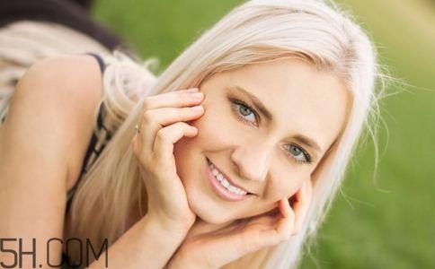 女性小便發(fā)黃是怎么回事？女性小便發(fā)黃有異味的原因有哪些？