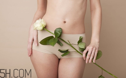 女性小便發(fā)黃是怎么回事？女性小便發(fā)黃有異味的原因有哪些？