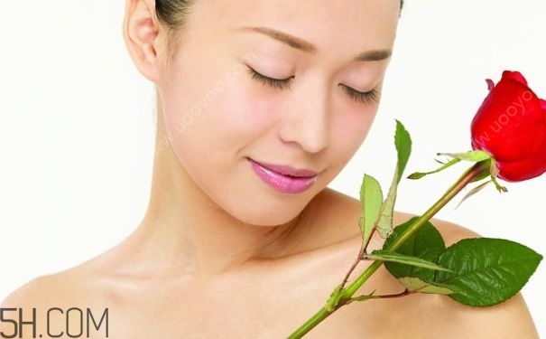 女性小便發(fā)黃是怎么回事？女性小便發(fā)黃有異味的原因有哪些？