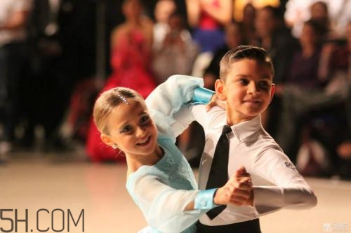 男孩子學(xué)跳舞好嗎？學(xué)跳舞好處多多