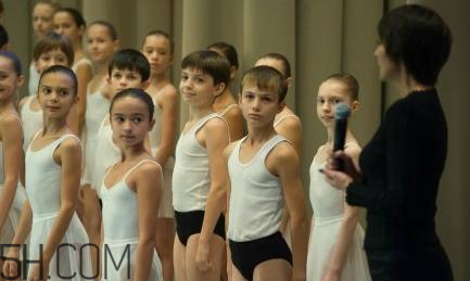 男孩子學(xué)跳舞好嗎？學(xué)跳舞好處多多