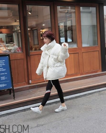 白色面包服怎么搭配？可愛與時尚并存的冬日穿搭