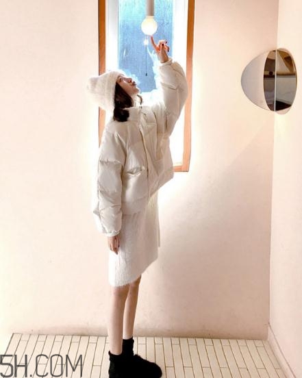 白色面包服怎么搭配？可愛與時尚并存的冬日穿搭