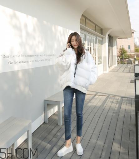 白色面包服怎么搭配？可愛與時尚并存的冬日穿搭