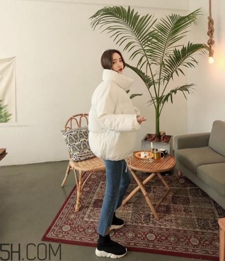 白色面包服怎么搭配？可愛與時尚并存的冬日穿搭