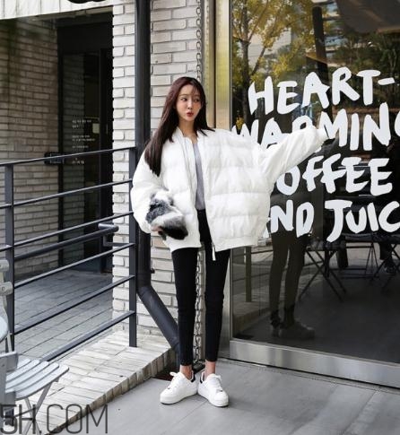 白色面包服怎么搭配？可愛與時尚并存的冬日穿搭