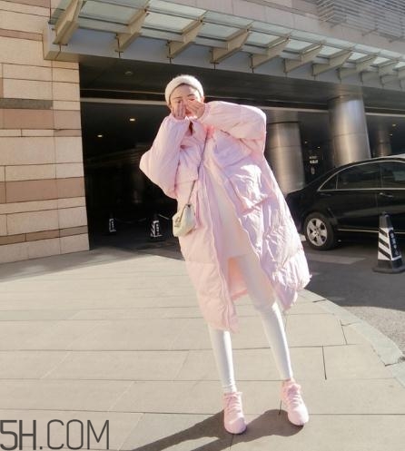 粉色面包服配什么褲子？少女心爆棚的經(jīng)典搭配