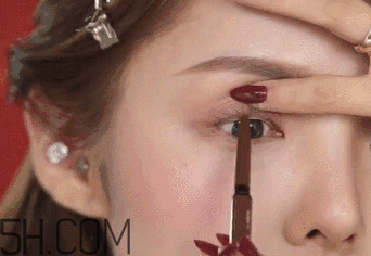 V型眼線怎么畫？V型眼線畫好美到冒泡