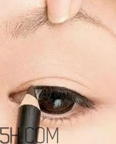 V型眼線怎么畫？V型眼線畫好美到冒泡