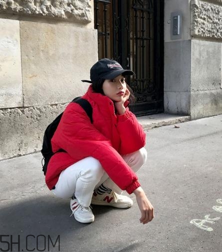 紅色面包服怎么搭配？給寒冷的冬天帶來(lái)一絲熱情