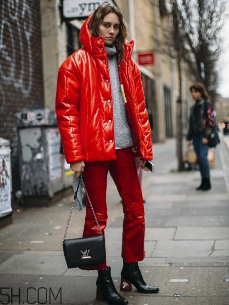 紅色面包服怎么搭配？給寒冷的冬天帶來(lái)一絲熱情