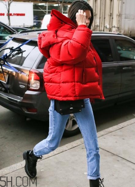 紅色面包服怎么搭配？給寒冷的冬天帶來(lái)一絲熱情