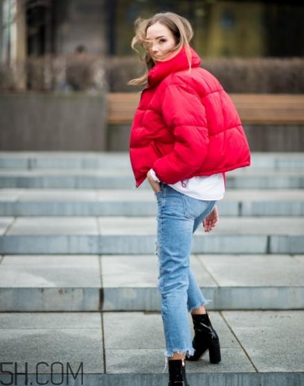 紅色面包服怎么搭配？給寒冷的冬天帶來(lái)一絲熱情