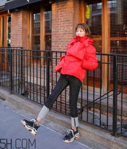 紅色面包服怎么搭配？給寒冷的冬天帶來(lái)一絲熱情