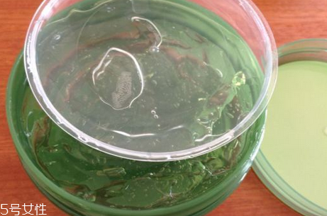 得鮮蘆薈膠含酒精嗎？蘆薈膠當(dāng)睡眠面膜的作用