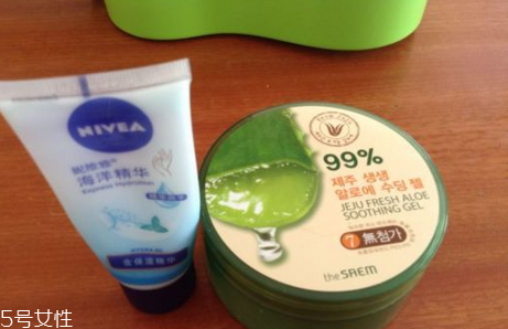 得鮮蘆薈膠含酒精嗎？蘆薈膠當(dāng)睡眠面膜的作用