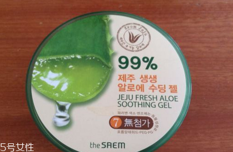 得鮮蘆薈膠含酒精嗎？蘆薈膠當(dāng)睡眠面膜的作用