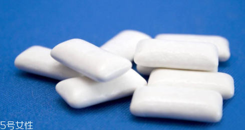 口香糖吃進肚子里怎么辦？會隨排泄物一起排出體外