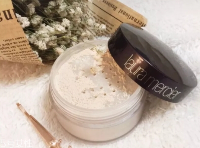 定妝粉和腮紅哪個先用？