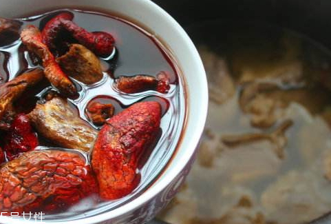 紅菇可以和魚一起燉嗎 氣血雙補(bǔ)紅菇魚湯 紅菇可以和魚一起燉嗎 氣血雙補(bǔ)紅菇魚湯
