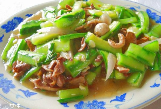 絲瓜的土腥味怎么去除？絲瓜切后不變色小技巧