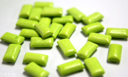 口香糖吃進肚子里怎么辦？會隨排泄物一起排出體外