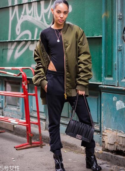 飛行員夾克配什么褲子？四種搭配個(gè)性十足