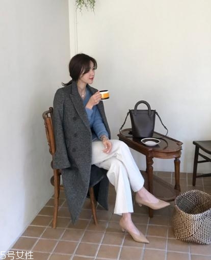 灰色大衣配什么顏色的毛衣？分分鐘穿出高級范兒