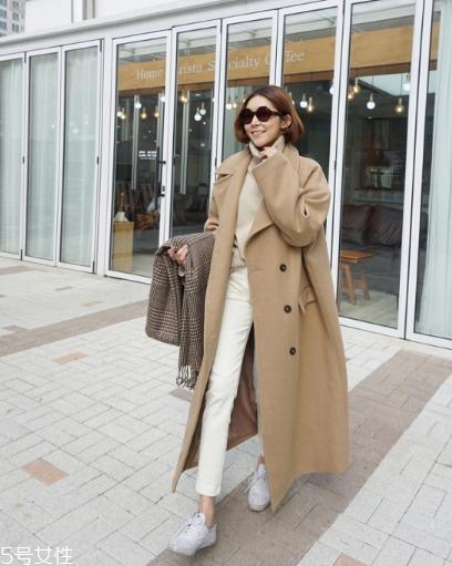 卡其色大衣里面穿什么？讓你穿出高級感