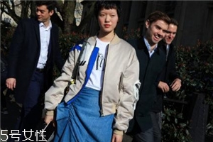 飛行員夾克里面穿什么？溫暖時尚兩不誤