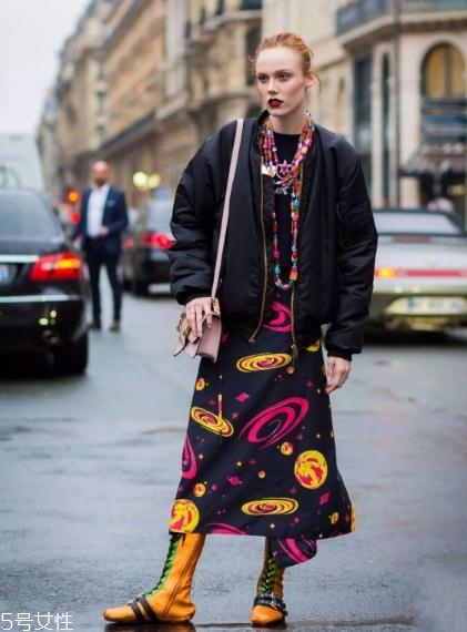 飛行員夾克里面穿什么？溫暖時尚兩不誤