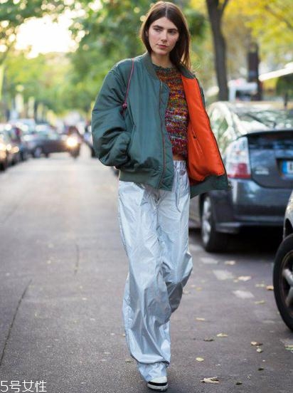 飛行員夾克里面穿什么？溫暖時尚兩不誤