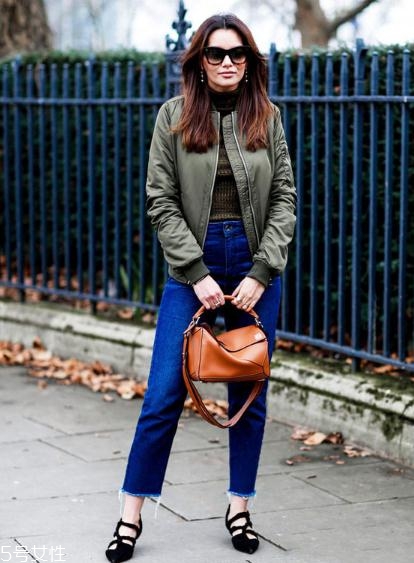 飛行員夾克里面穿什么？溫暖時尚兩不誤