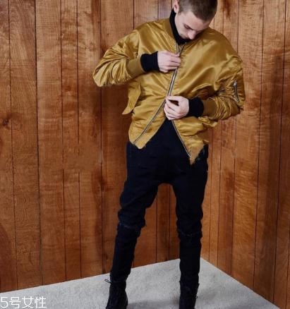 飛行員夾克里面穿什么？溫暖時尚兩不誤