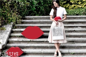 lulu guinness是什么牌子？明星網(wǎng)紅都愛的紅唇包