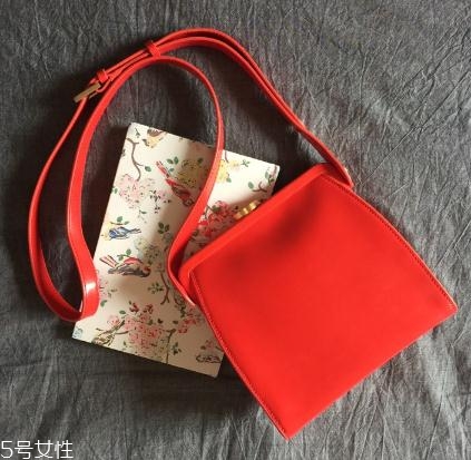 露露guinness什么檔次？這款紅唇包再不買(mǎi)就out了