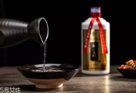 喝白酒有哪些好處？喝點(diǎn)白酒能激活腸胃